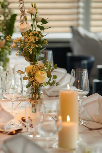 Hier feierst Du deine schönsten Familienfeiern. Seeglück ist eine besondere Location für Taufen, Kommunion und Konfirmation mit genug Platz für große und kleine Familien und vielen Freunden.